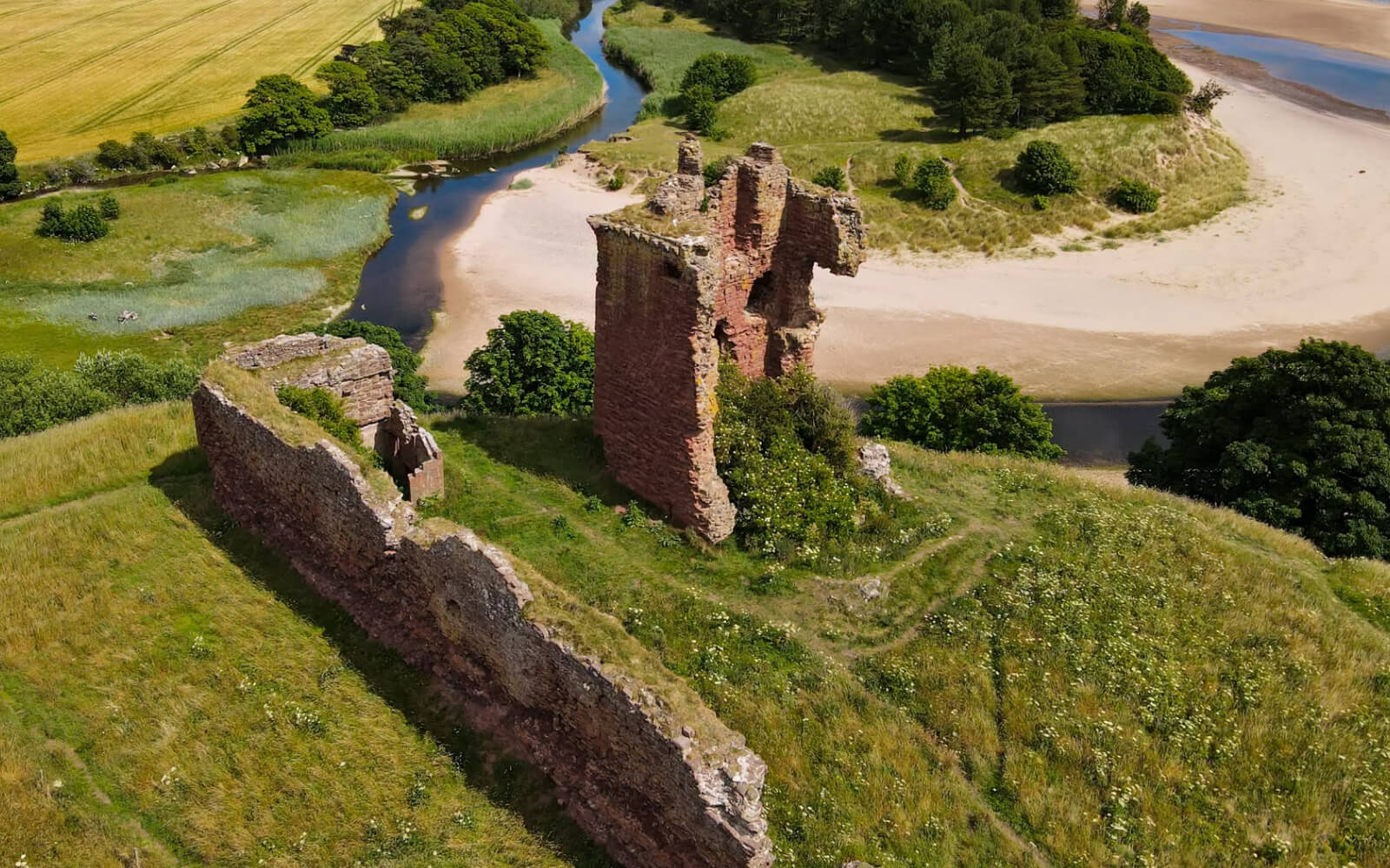 Castillo Rojo de Lunan Bay